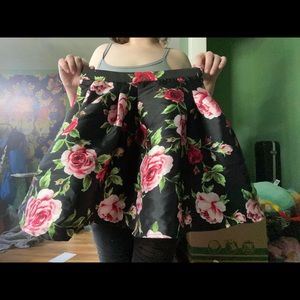 Mini skirt black floral size 5